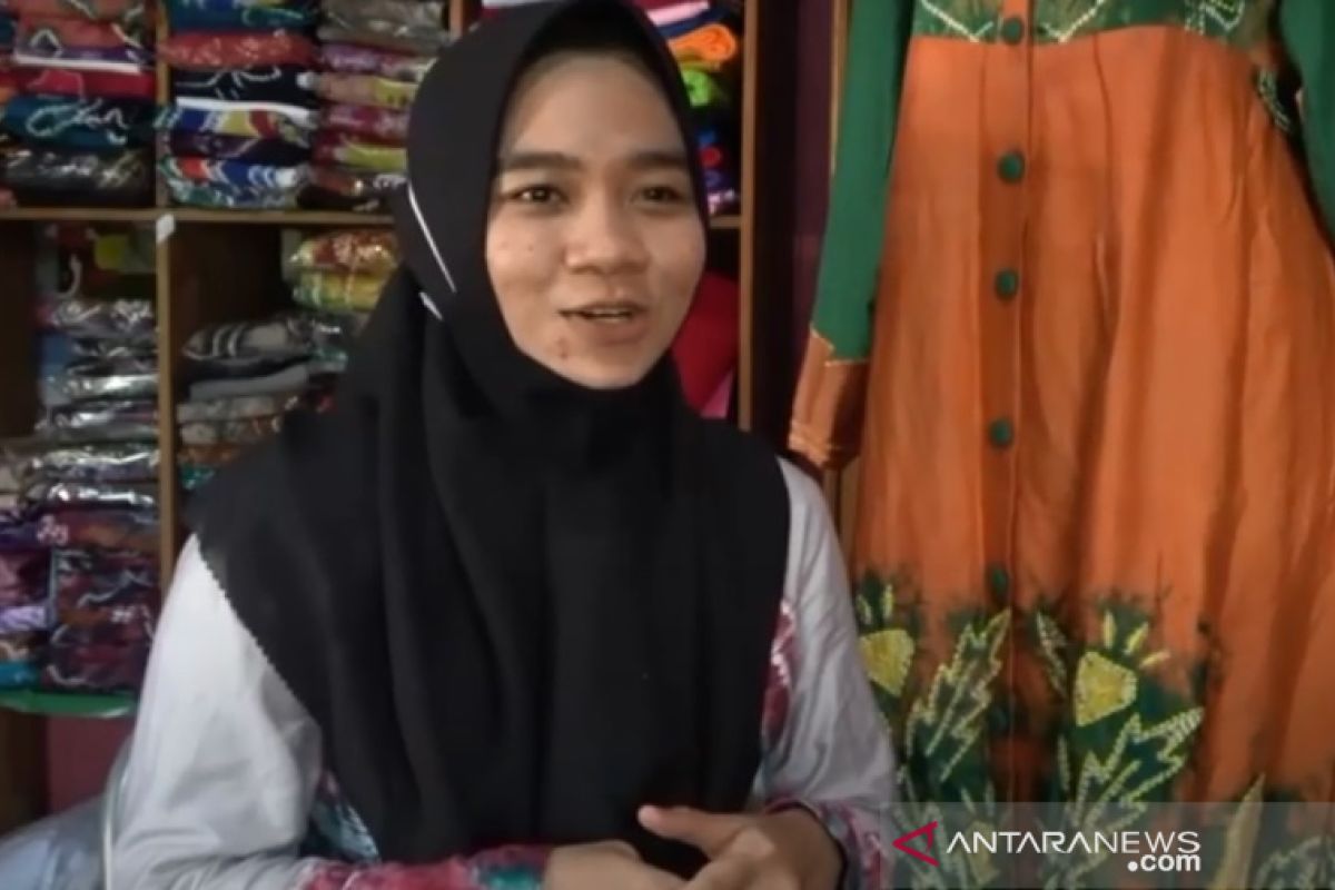 Hawa, pengusaha muda HSS pemilik rumah produksi Sasirangan Nur Borneo