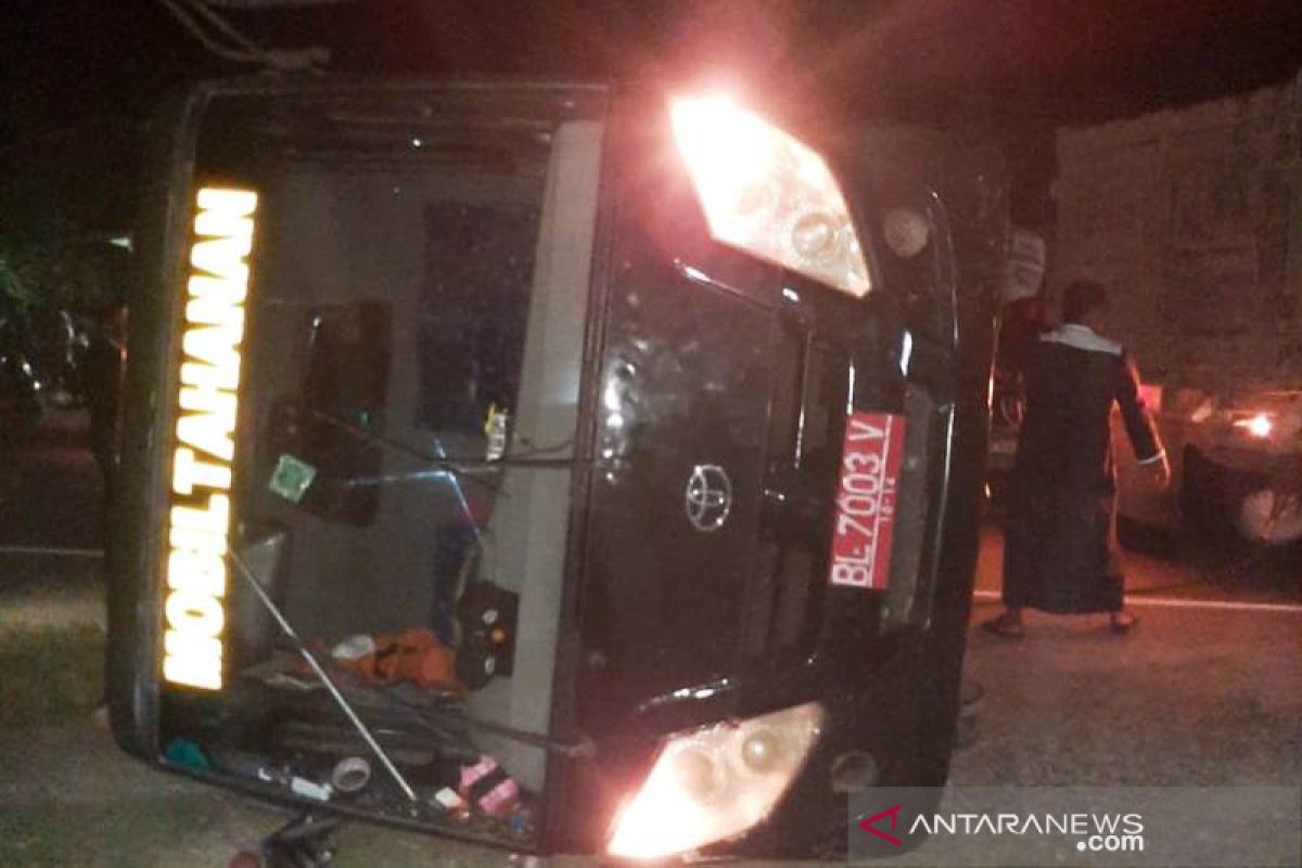 Mobil tahanan Kejari Nagan Raya terbalik di jalan raya, sopir dan jaksa terluka