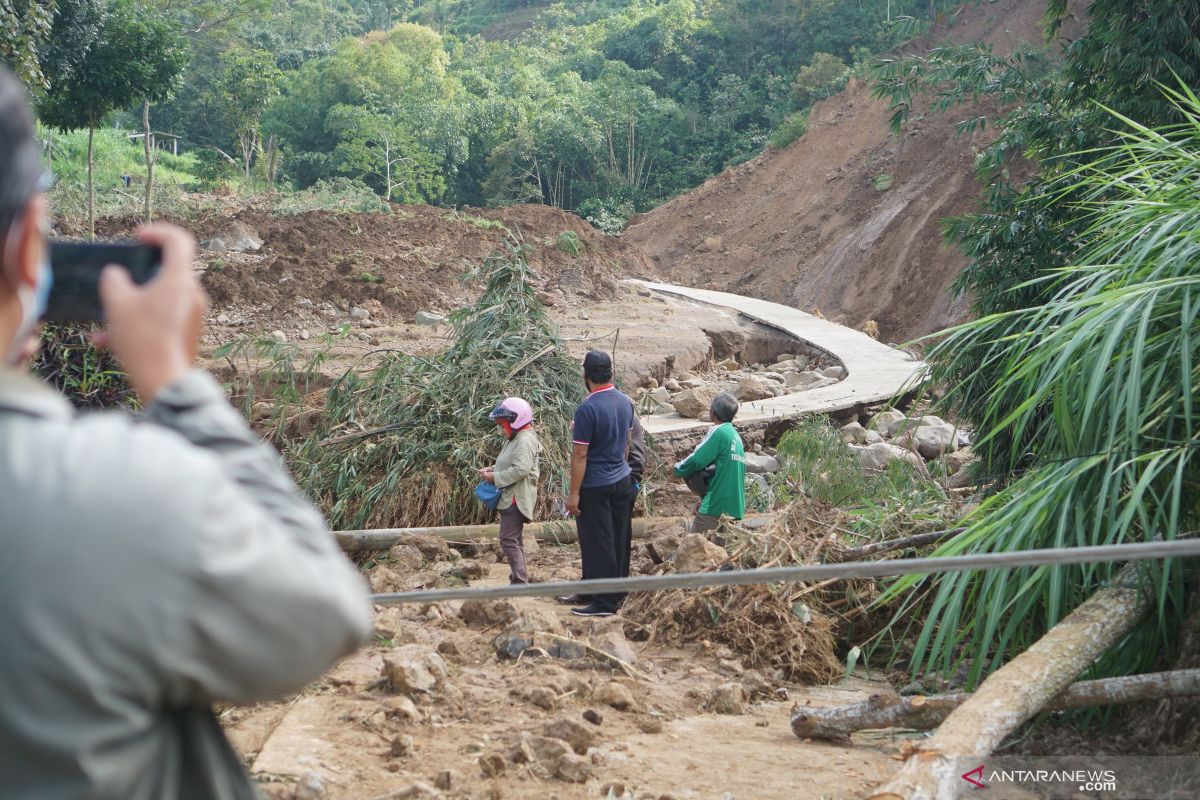Warga Kabupaten Lebak diminta warga waspada banjir bandang dan longsor