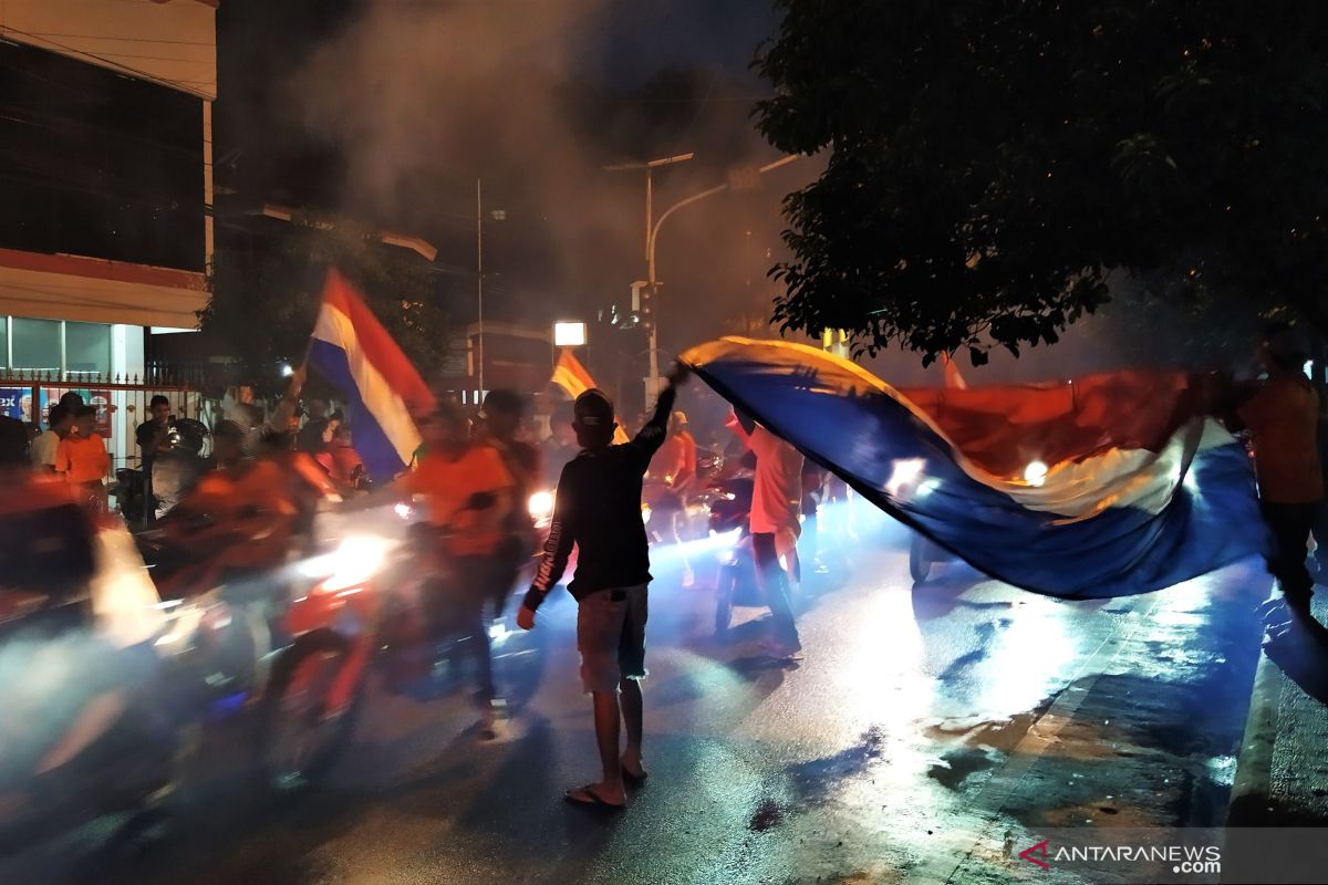 Seribuan pendukung tim Belanda di Ambon berkonvoi rayakan kemenangan, terapkan prokes