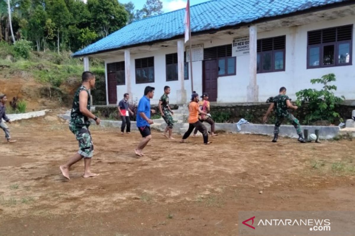 Satgas TMMD ajak warga bermain sepakbola