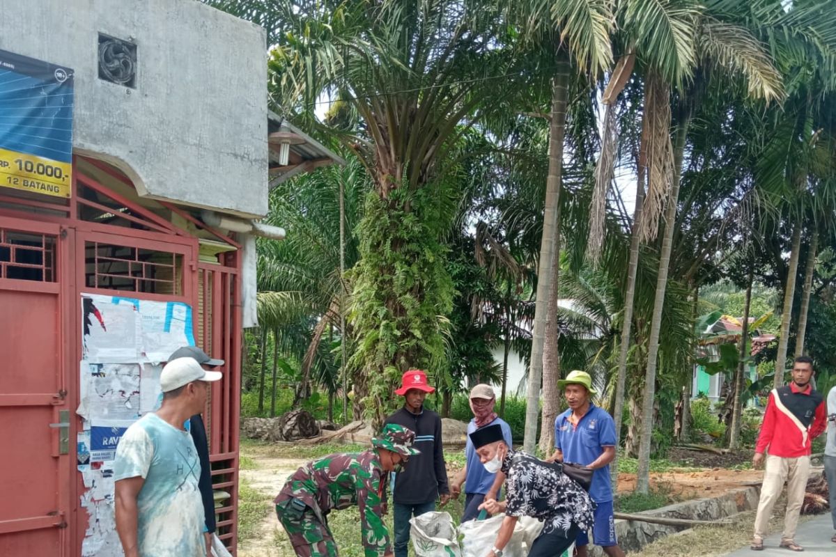 Warga Desa Pasar Rawa Gebang Langkat bersihkan desa