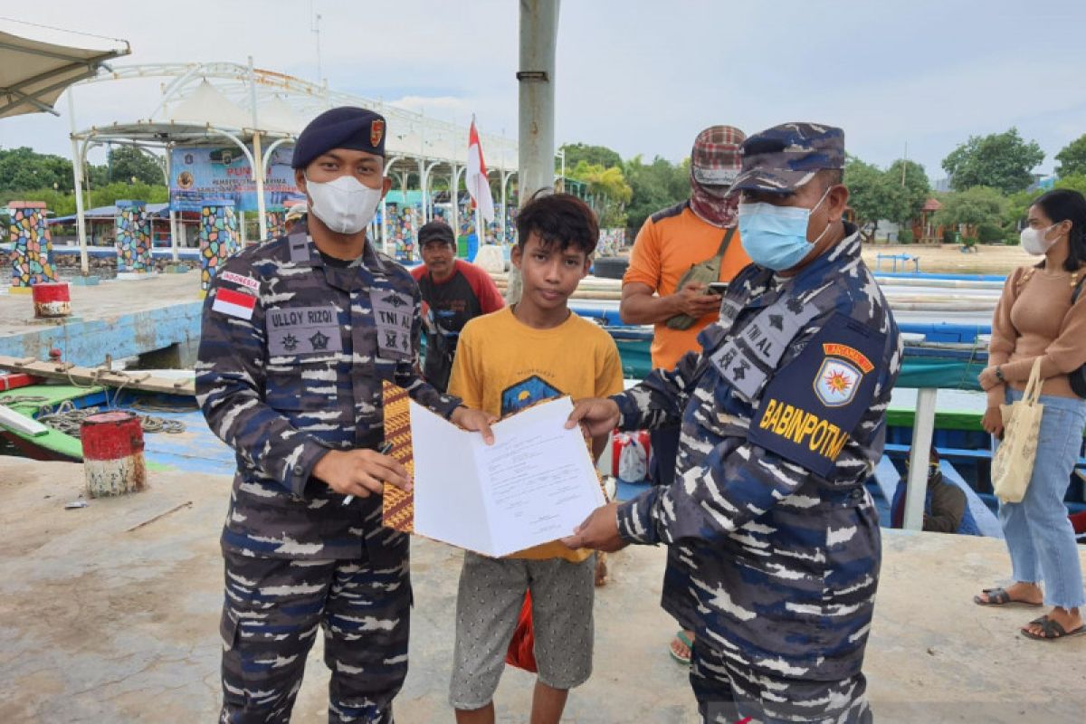 Pelajar terjatuh dari kapal penyeberangan dan terapung di laut selama tiga jam