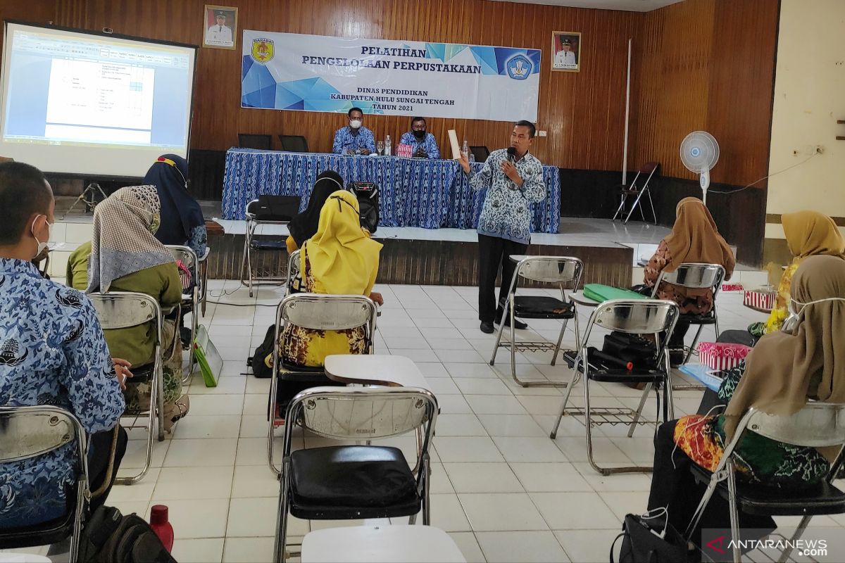 Dinas Pendidikan HST latih sebanyak 100 pustakawan sekolah