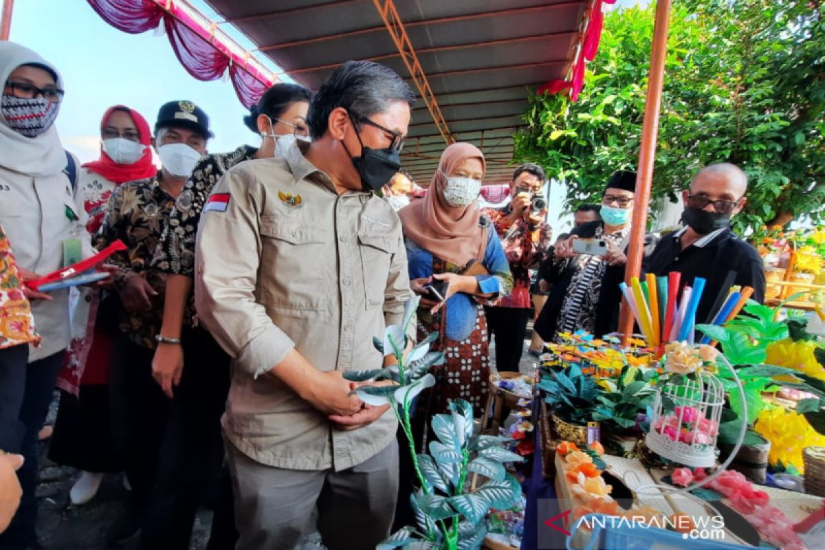 Wakil Menteri LHK meninjau pengelolaan bank sampah di Bantul