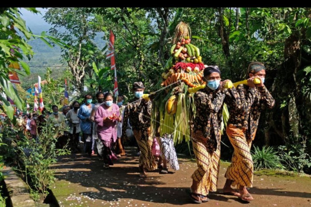 Ritual peletakan patung Dewi Sri