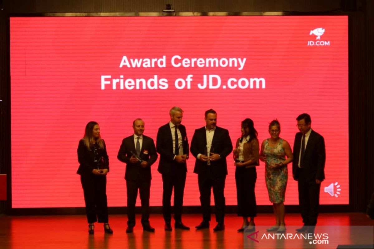 Indonesian envoy receives award from China's JD.com
