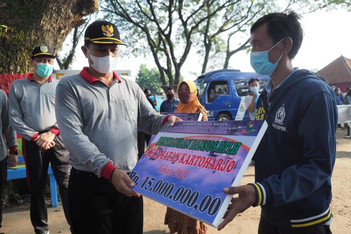 Pemkot Madiun salurkan bantuan sosial RTLH dan jambanisasi