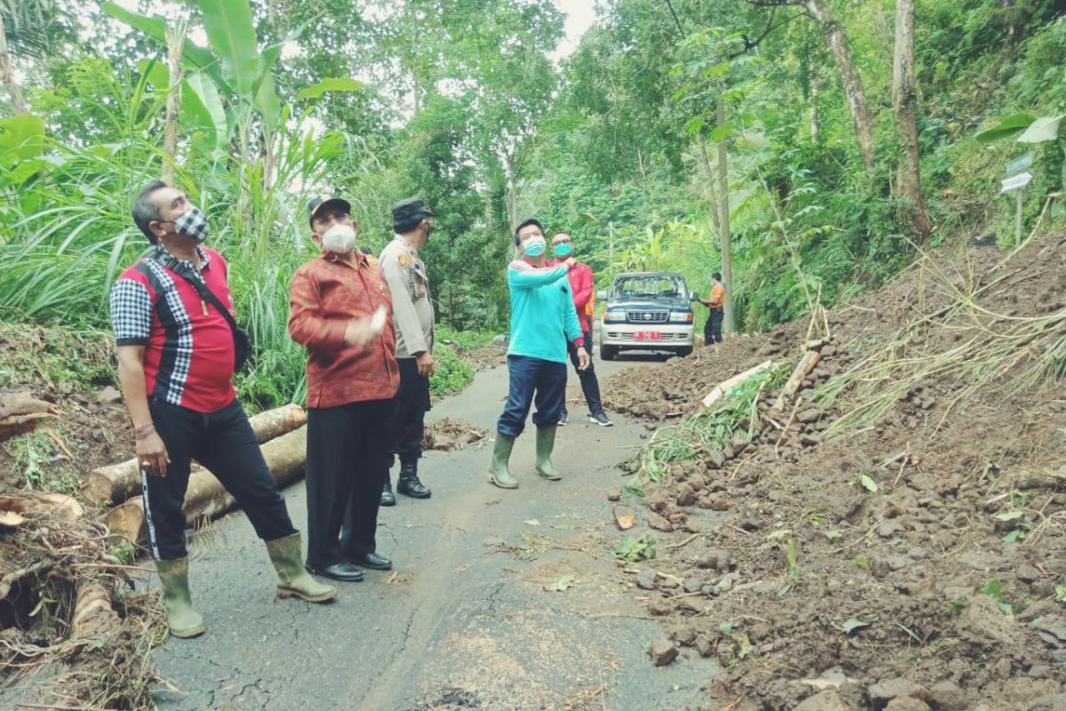 Wabup Karangasem tinjau lokasi bencana dan berikan bantuan masyarakat