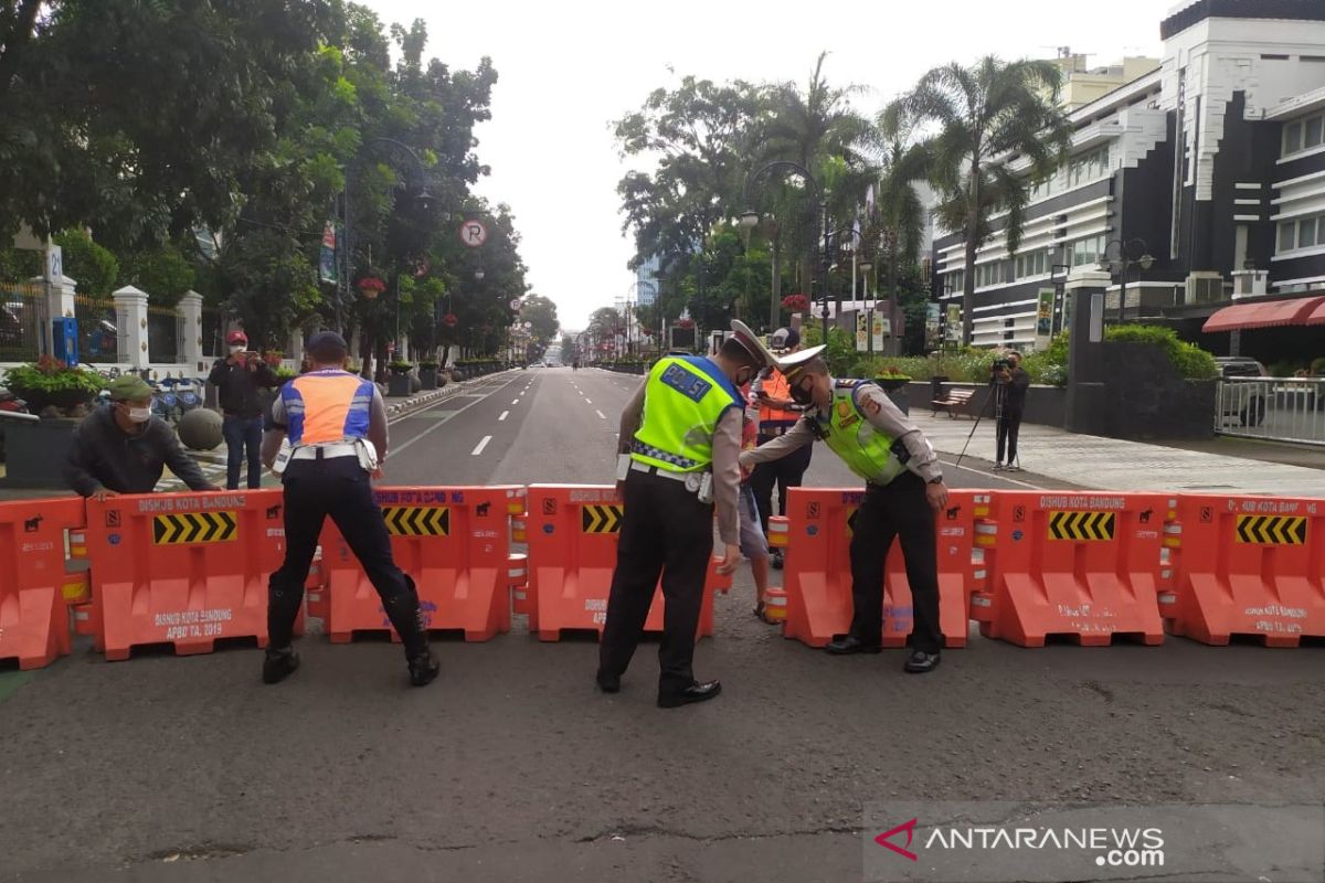 Sejumlah jalan di pusat Kota Bandung mulai ditutup siang hari