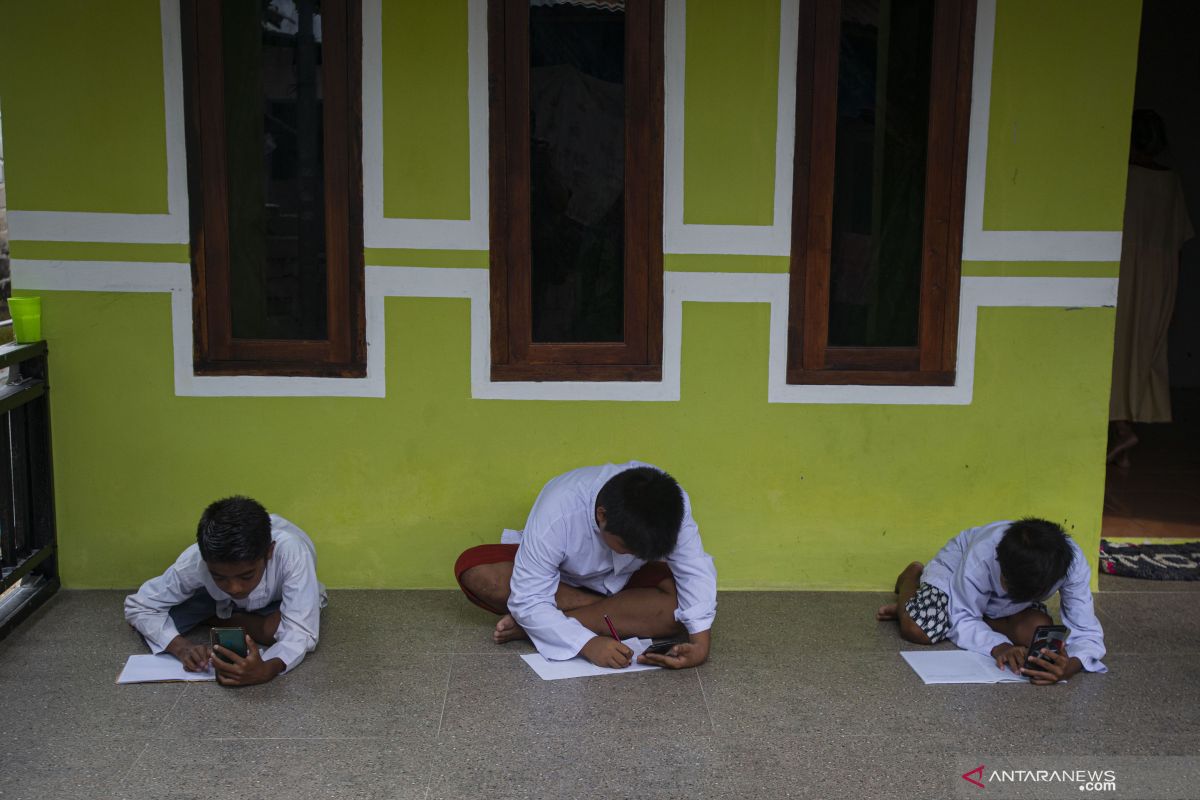 Warga Simeulue manjat pohon untuk dapatkan jaringan internet