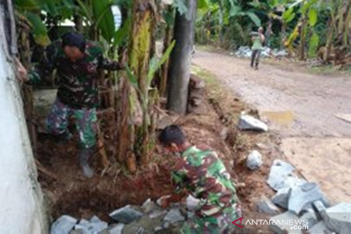 Satgas TMMD bersama warga pasang pondasi untuk pembangunan jalan di Tangerang