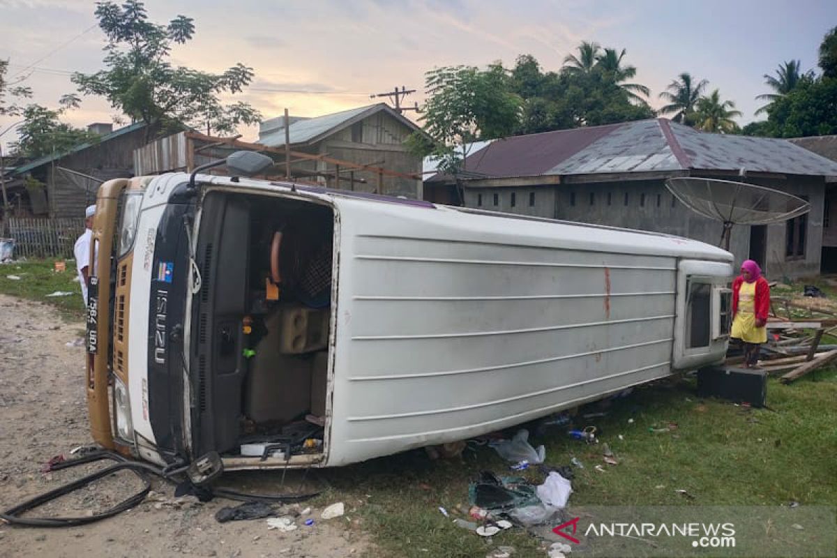 Dua penumpang tewas usai minibus terbalik di Aceh Timur