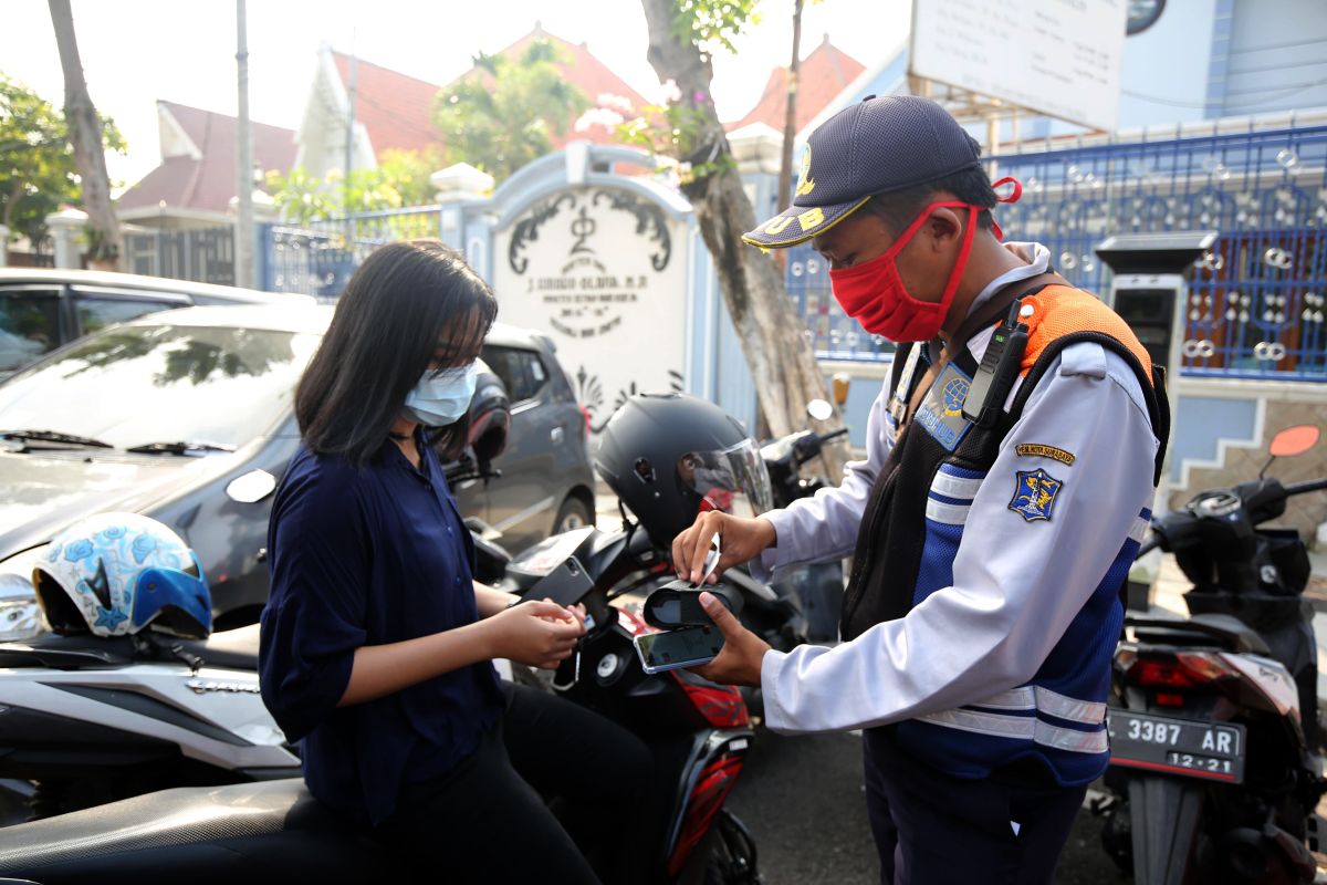 Pembayaran retribusi parkir dengan fitur Qris siap diterapkan di Surabaya