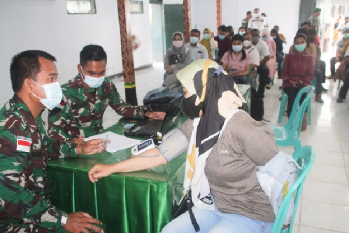 Prajurit TNI dan warga sekitar Kodim Merauke disuntik vaksin COVID-19