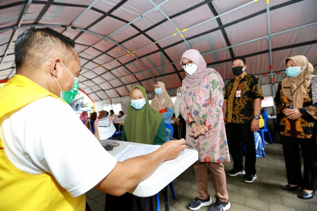 Pelaksanaan vaksinasi COVID-19 di Banyuwangi mulai menyasar kalangan santri