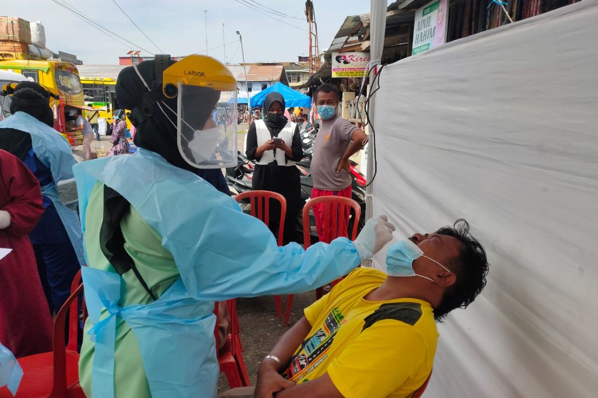 Petugas tes usap 162 orang pelanggar prokes terjaring Operasi Yustisi di Bukittinggi