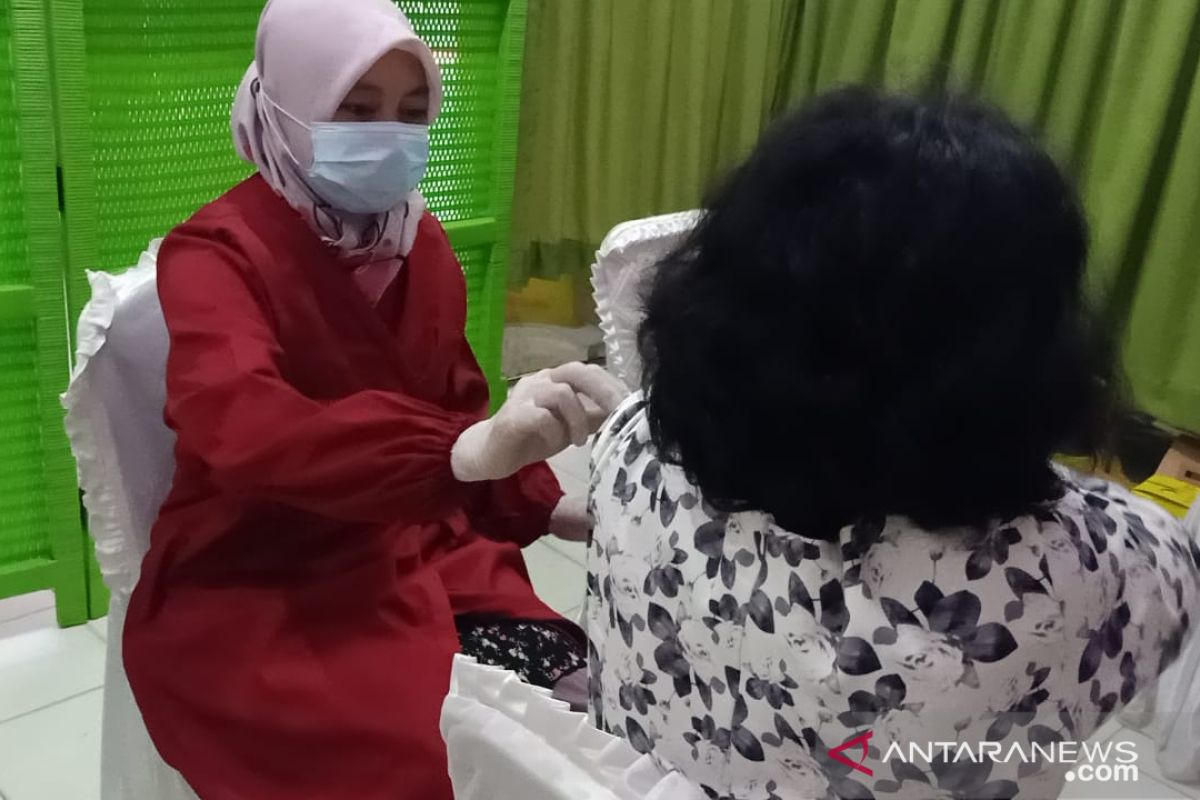 Polres Agam fasilitasi vaksinasi ratusan keluarga besar polisi