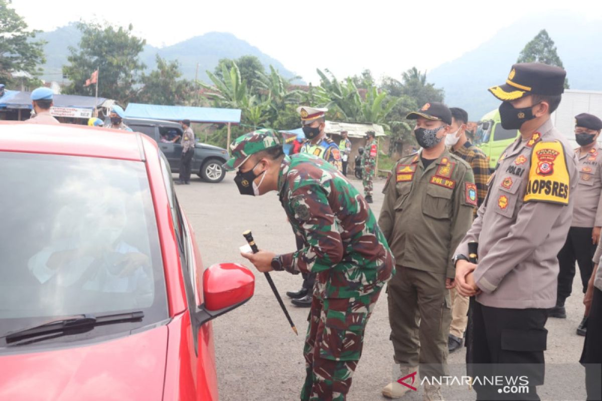 Polisi berlakukan penyekatan kendaraan menuju Garut