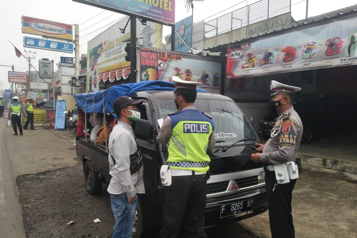 Wisatawan gunakan mobil bak terbuka diminta putar balik petugas di Sukabumi