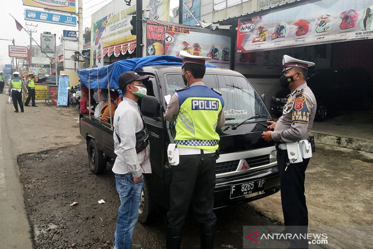 Polres Sukabumi putar balik wisatawan gunakan mobil bak terbuka