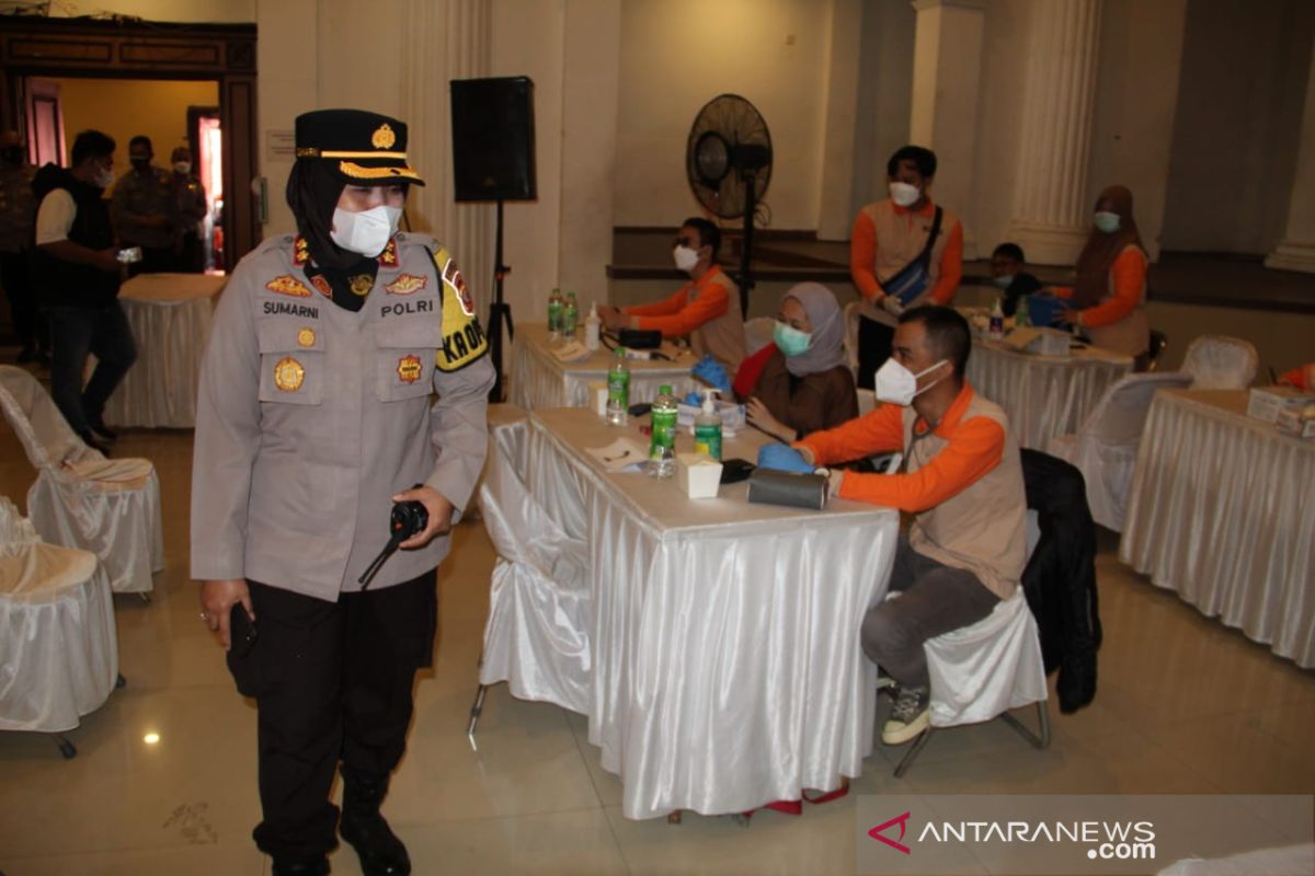 Puluhan personel Polres Sukabumi Kota amankan vaksinasi massal di Sukabumi