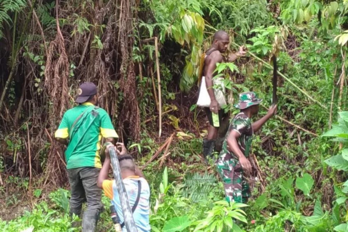 Koramil dan warga Minyambou bergotong royong salurkan air bersih