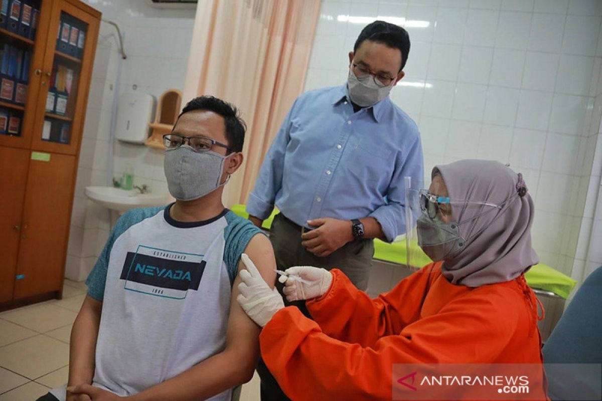 Anies tinjau vaksinasi COVID-19 di Puskesmas Cilandak