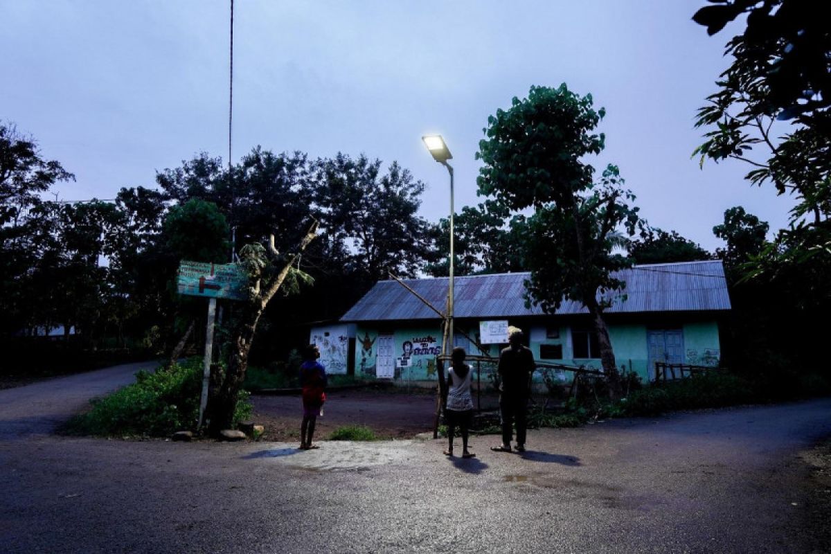 Desa terpencil NTT dapat bantuan cahaya listrik bertenaga surya