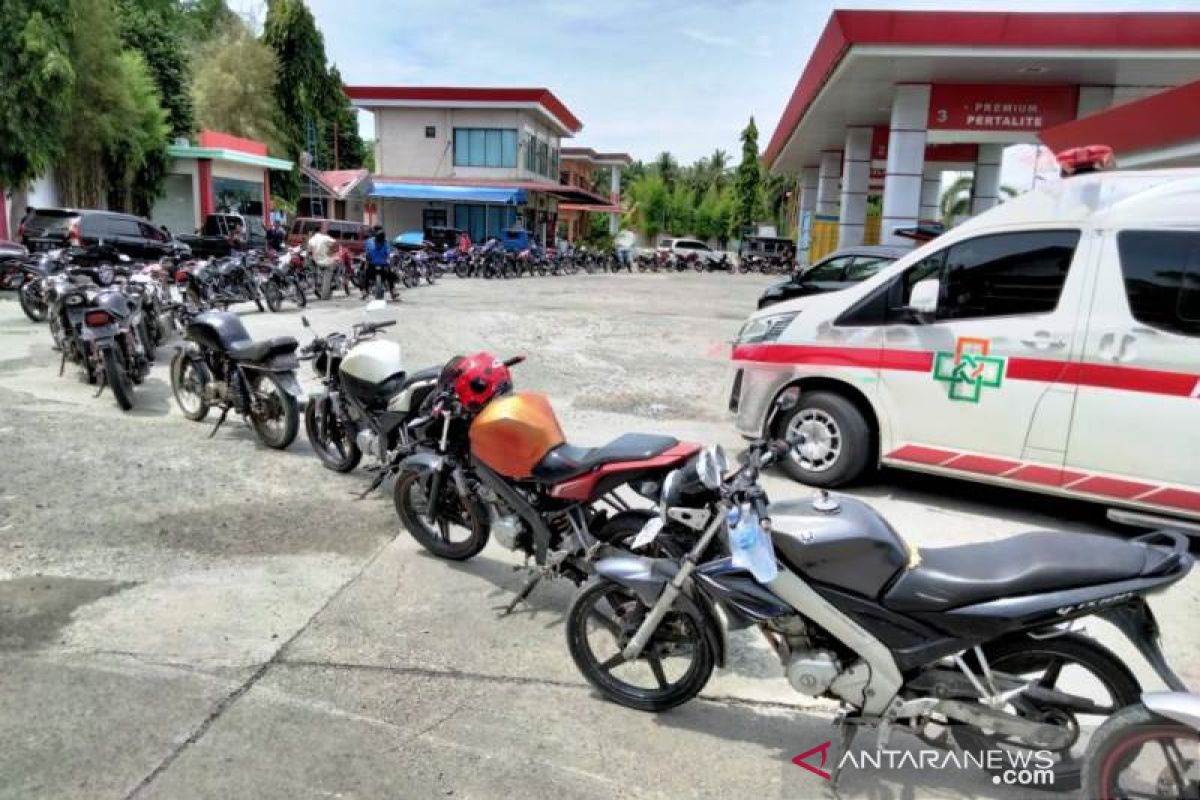 Ratusan sepmor antrian premium di Pidie dalam terik matahari