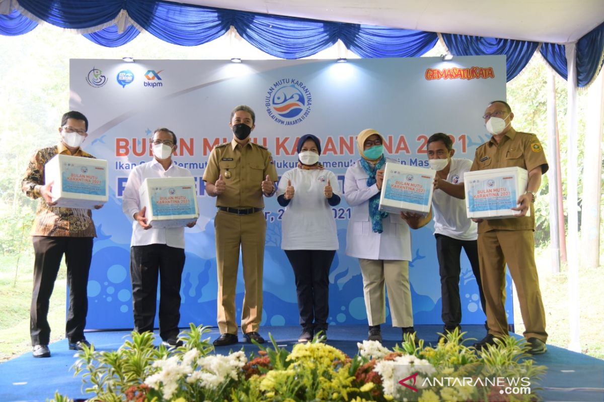 IPB dan BKIPM KKP tebar benih ikan untuk Bulan Mutu dan Karantina Ikan