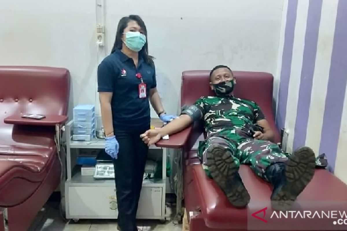 Satgas TNI gelar donor darah di perbatasan RI-PNG