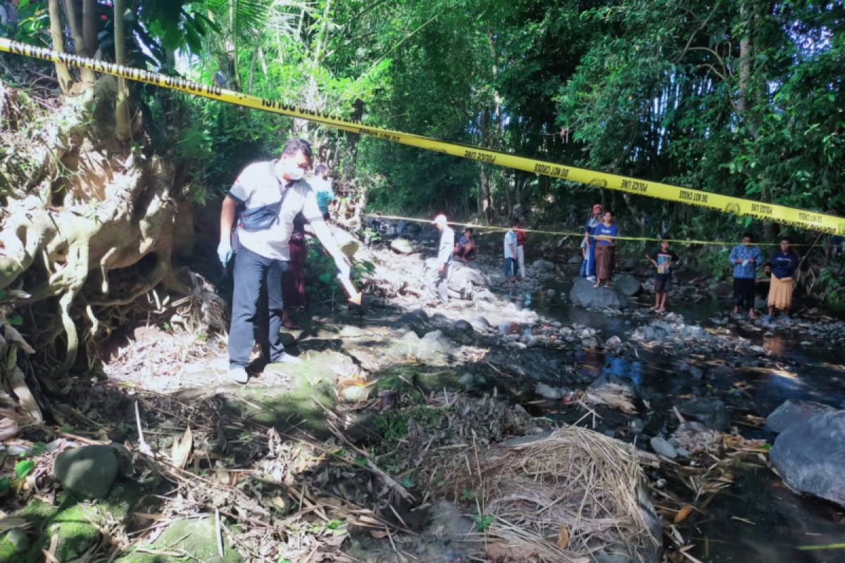 Mayat bayi perempuan usia 2 hari ditemukan di pinggir Kali Atas Batu Lombok Timur