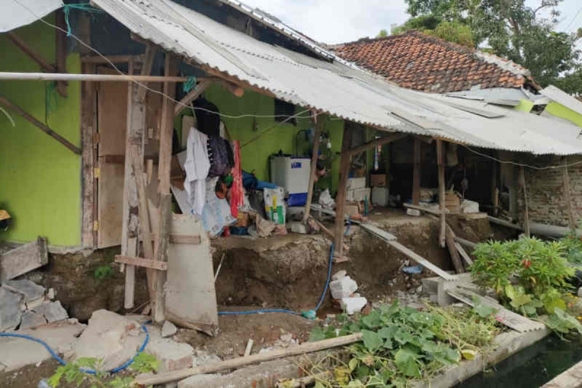 Tanah ambles, tiga rumah di Indramayu rusak berat