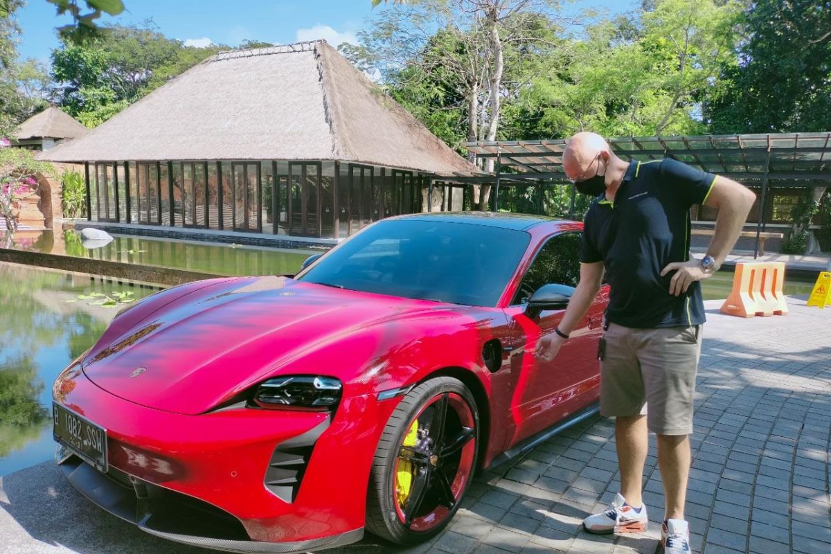 Mobil sport listrik Porsche Taycan hadir di Bali
