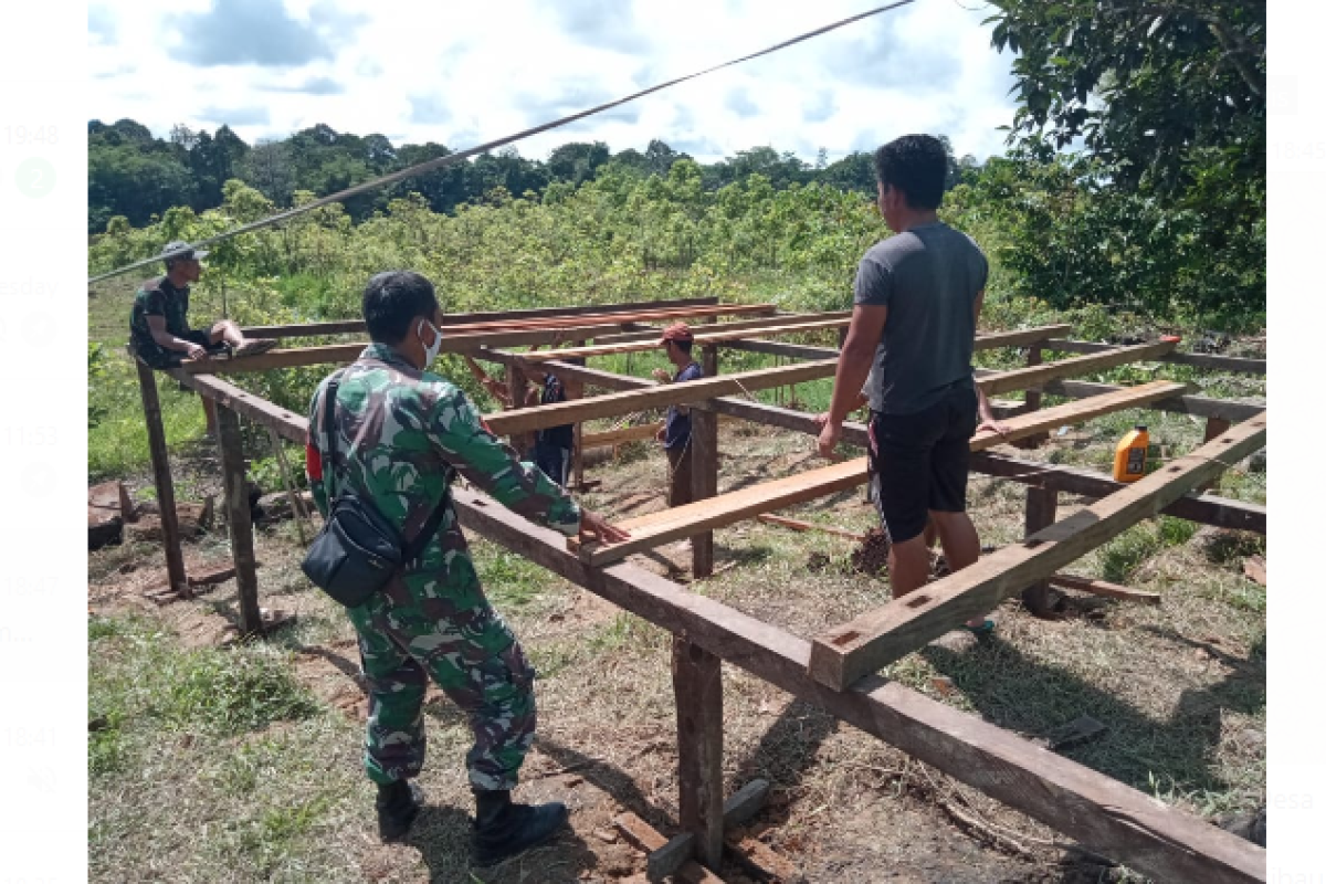 Anggota TNI dan warga Kapuas Hulu bangun rumah isolasi pasien COVID-19
