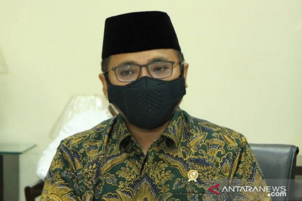 Menteri Agama meminta warga untuk sementara beribadah di rumah