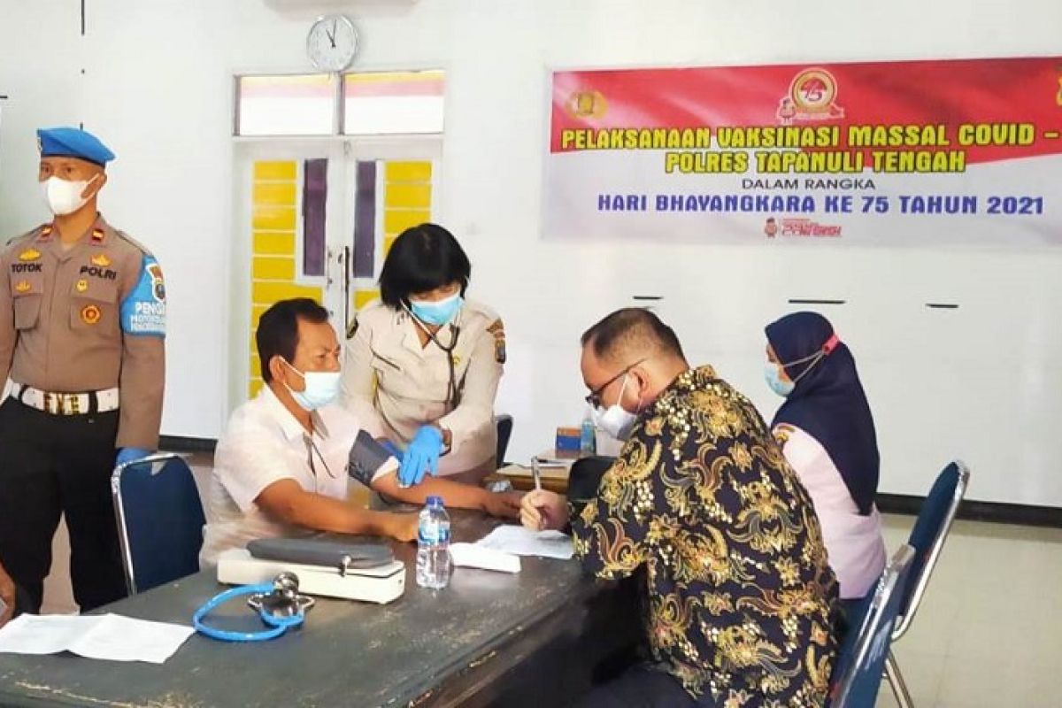 Sambut HUT Bhayangkari ke-75, Polres Tapteng gelar vaksinasi massal