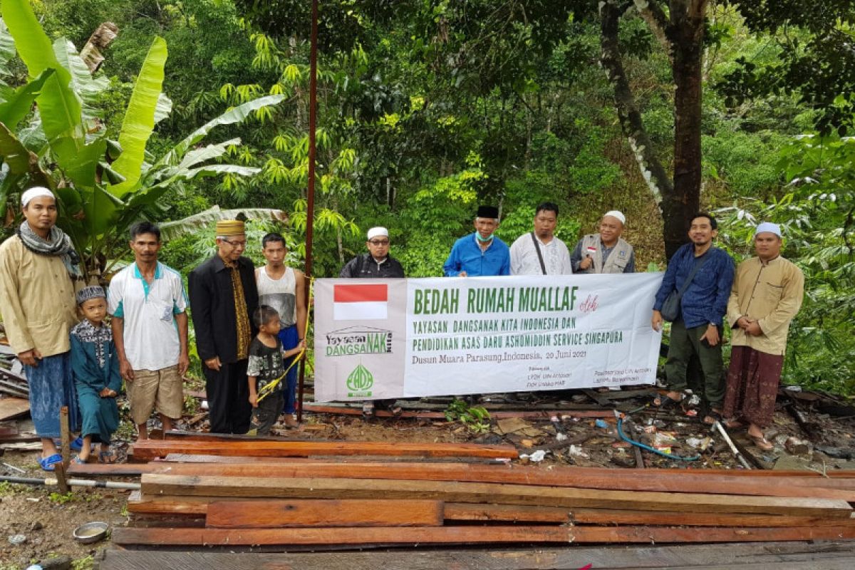 Yayasan Dangsanak dibantu yayasan Singapura bedah rumah mualaf