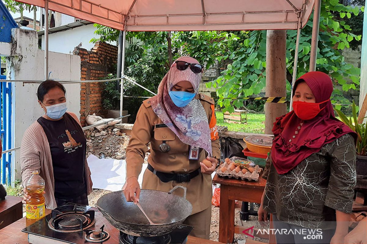 Kelurahan Kayu Putih rayakan HUT DKI Jakarta dengan bagi-bagi masker