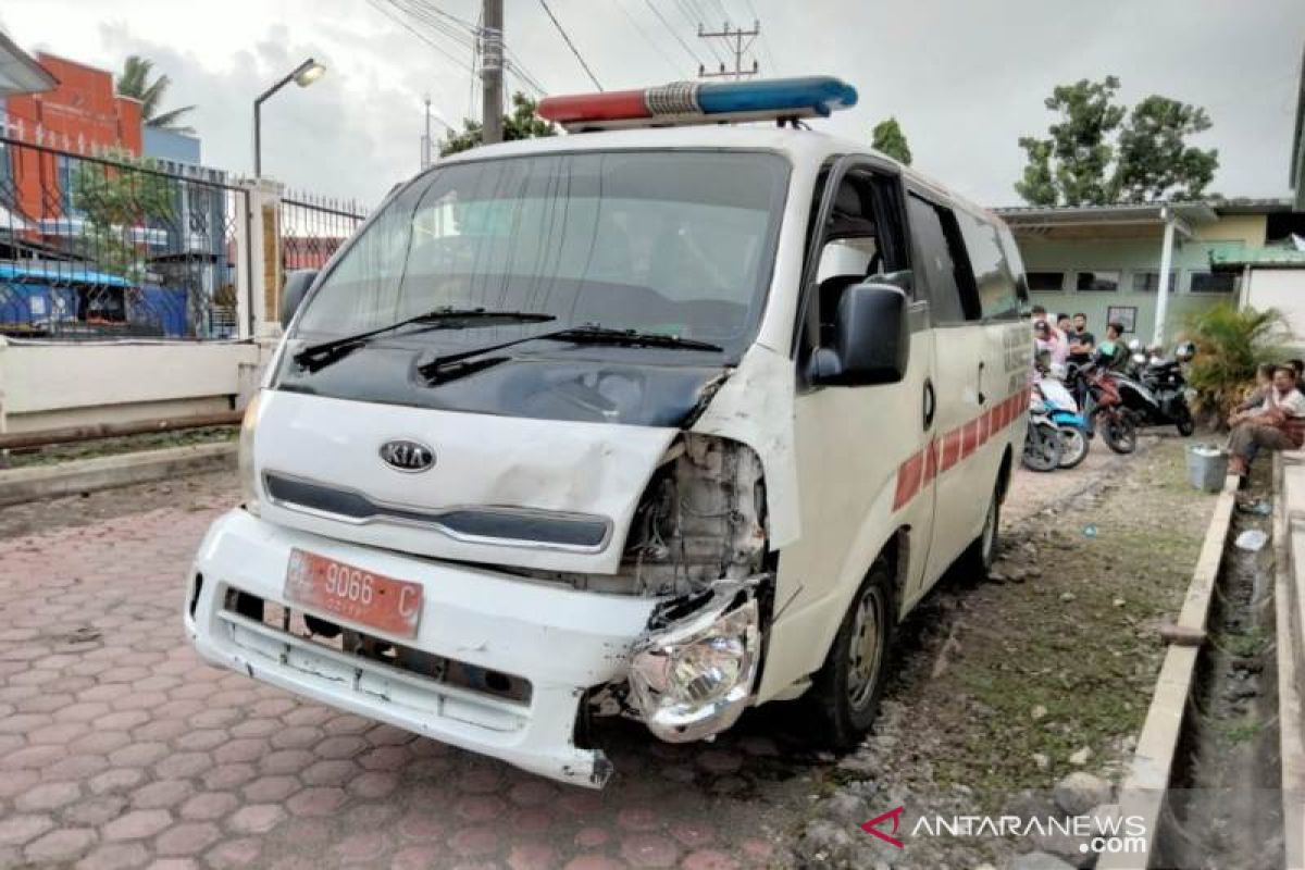 Ambulans tabrak mobil warga setelah terobos lampu merah