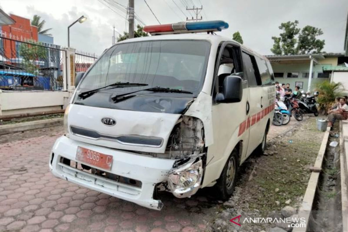 Ambulans tabrak Innova di lampu merah, pasiennya terpaksa dipindah