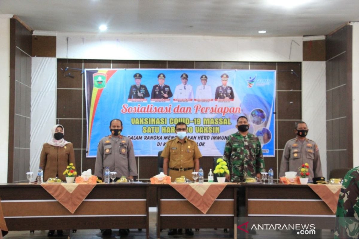 Pemkab Solok vaksinasi massal dengan target 800 vaksin/hari untuk cegah penyebaran COVID-19