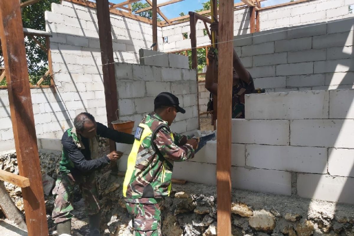 Satgas TMMD Kodim 1708 bangun rumah kepala suku Biak