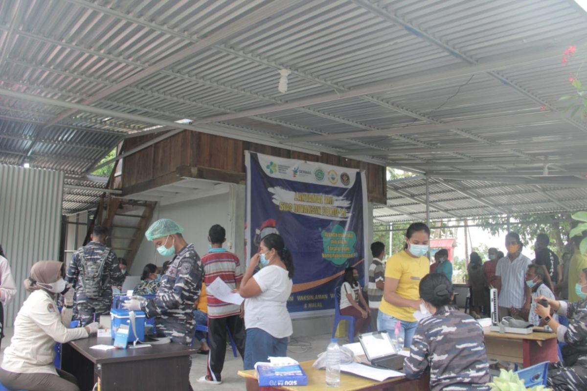 Lantamal VIII gelar vaksinasi COVID-19 di Kampung Bahari Nusantara