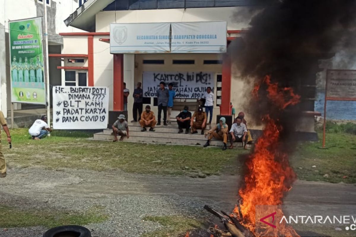 Gawat, aparat desa dan warga segel kantor desa di Kabupaten Donggala