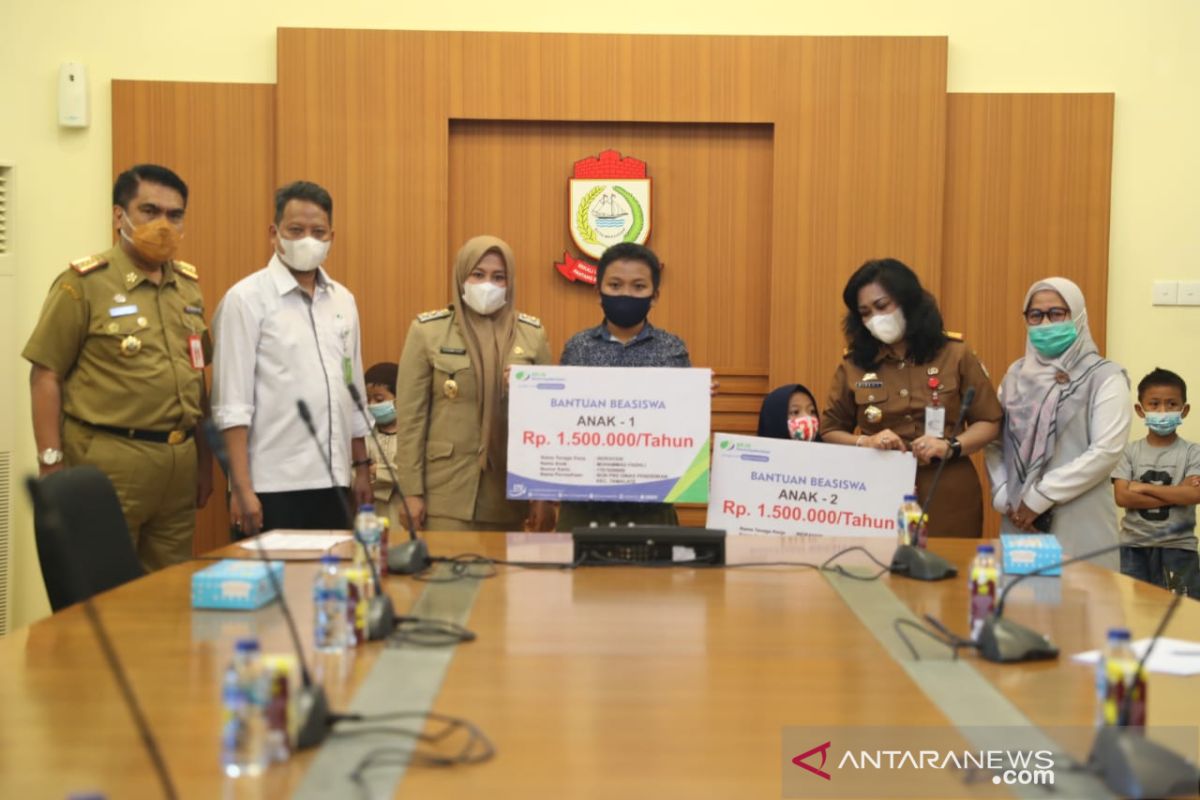 Wawali Makassar salurkan beasiswa BPJS-TK ke ahli waris non PNS