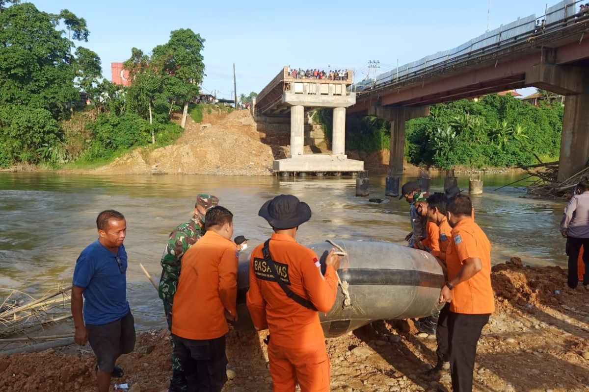 Basarnas cari pekerja proyek jembatan hanyut terserat arus sungai Batang Merangin