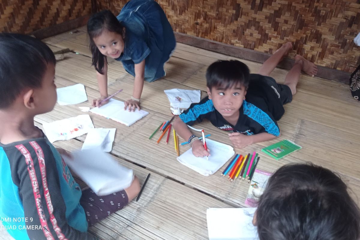 Anak usia Badui belajar menulis sambil bermain