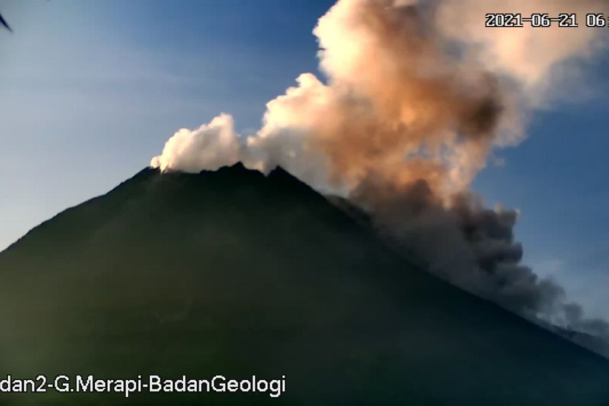 Gunung Merapi meluncurkan awan panas guguran 1,5 km ke barat daya